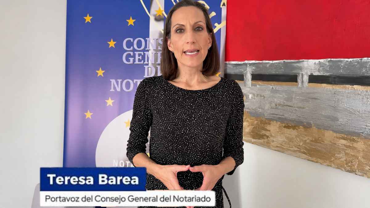 Padres e hijo formalizan ante una notaria una donación de dinero