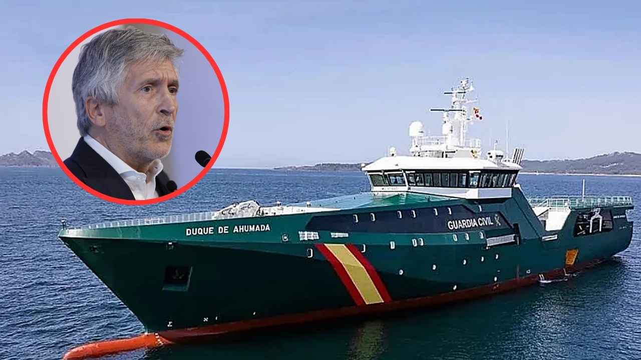 Buque Duque de Ahumada de la Guardia Civil con retrato del ministro del Interior