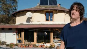 La casa de paja cubierta de cal y arena que permite a Erika y Pedro reducir al mínimo sus gastos