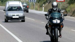 Europa reabre el debate sobre limitar electrónicamente las motos, aunque todavía no hay una norma