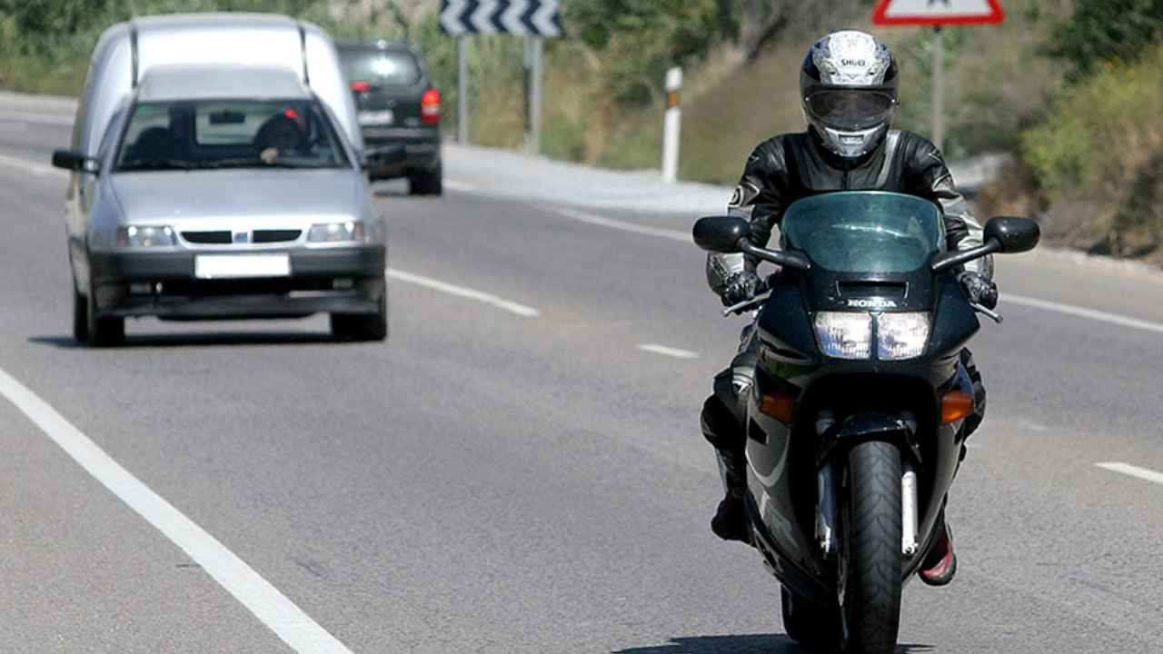 Motorista circulando por una carretera europea con una motocicleta equipada con acelerador electrónico.