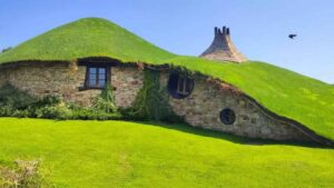 El pueblo de Pontevedra con la cascada más alta de Galicia y un restaurante con estética de casa hobbit