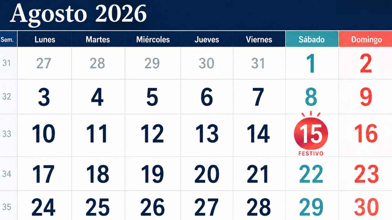 Calendario de agosto de 2026 con el sábado 15 marcado como festivo nacional.