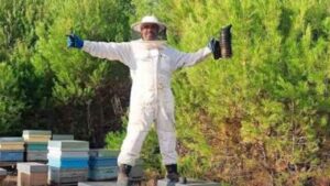 Fran (47) dejó un empleo de 20 años para vivir de 400 colmenas y vender miel natural entre 10 y 12 euros
