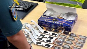 Consumo retira seis modelos de gafas para el eclipse del 12 de agosto por riesgo de lesiones oculares