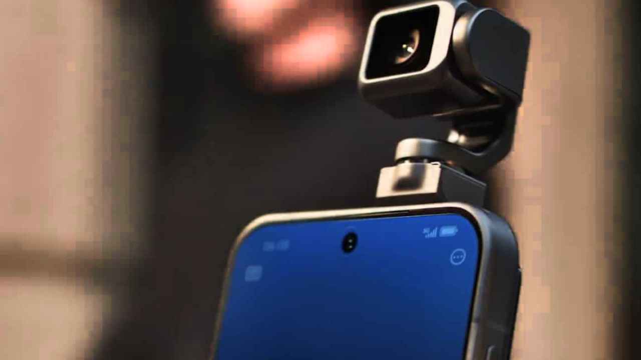Honor Robot Phone con la cámara robótica de 200 MP desplegada desde la parte trasera