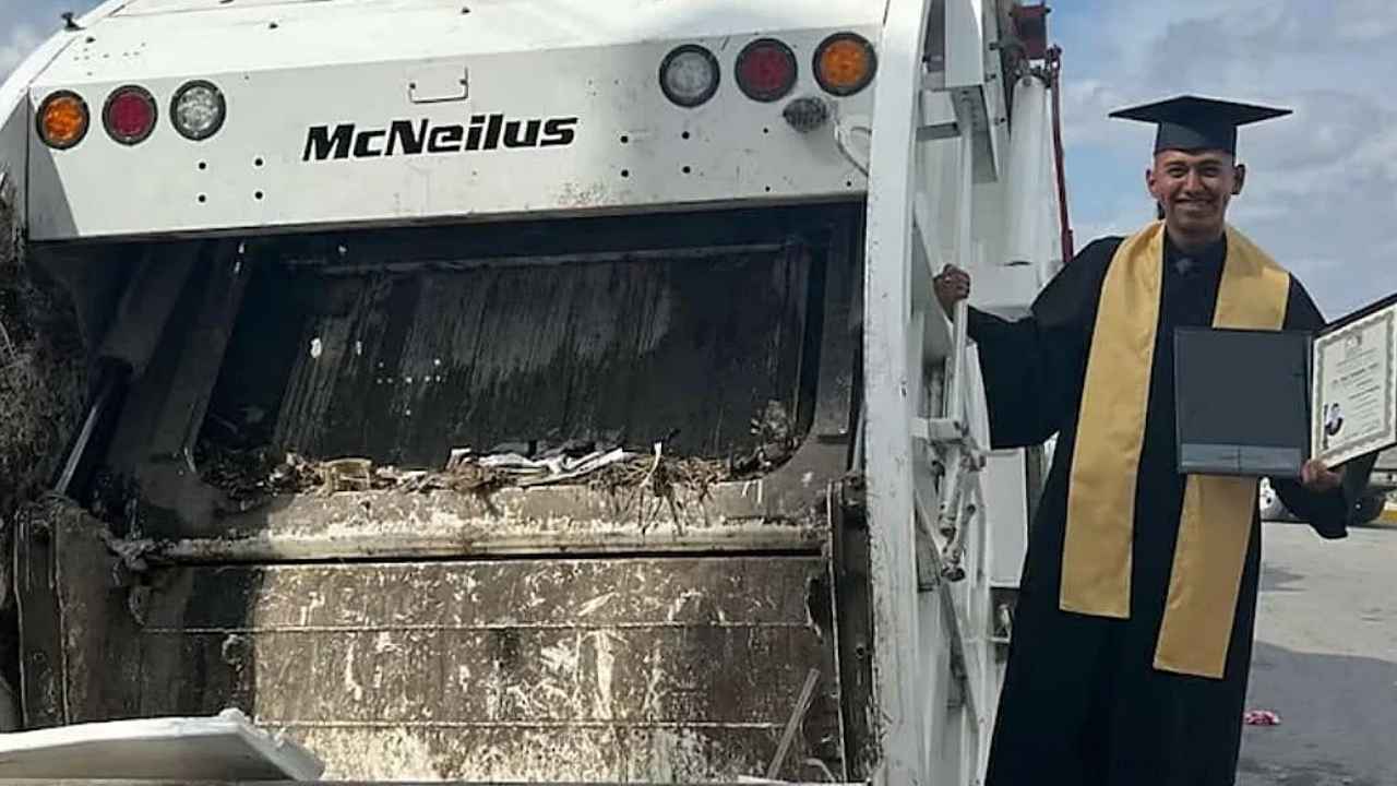 José Israel Hernández con toga y birrete junto al camión de basura en el que trabajaba