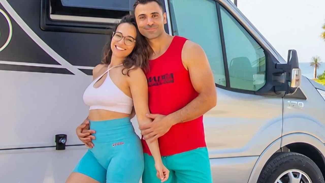 José y Patri posan junto a su autocaravana
