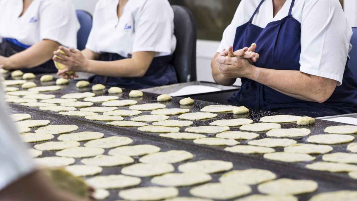 Labradoras de Inés Rosales dando forma a las tortas de aceite en la fábrica de Huévar del Aljarafe