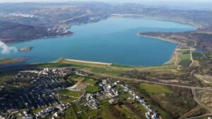 España llenó una antigua mina de carbón con 547.000 millones de litros y cuatro años después apareció este enorme lago