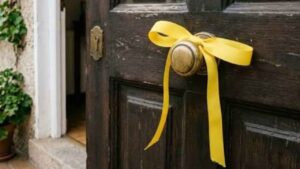 Qué significa realmente colocar un lazo amarillo en el pomo de la puerta de casa y por qué se asocia con nuevas oportunidades
