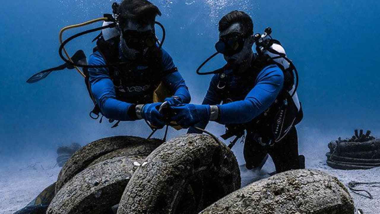 Buzos retirando neumáticos del arrecife Osborne frente a la costa de Florida