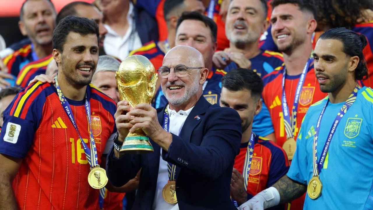 Luis de la Fuente sostiene la Copa del Mundo junto a jugadores de la selección española.