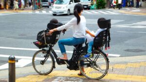Así es la ‘mamachari’, la bicicleta eléctrica diseñada para ir al trabajo, comprar y llevar a los niños