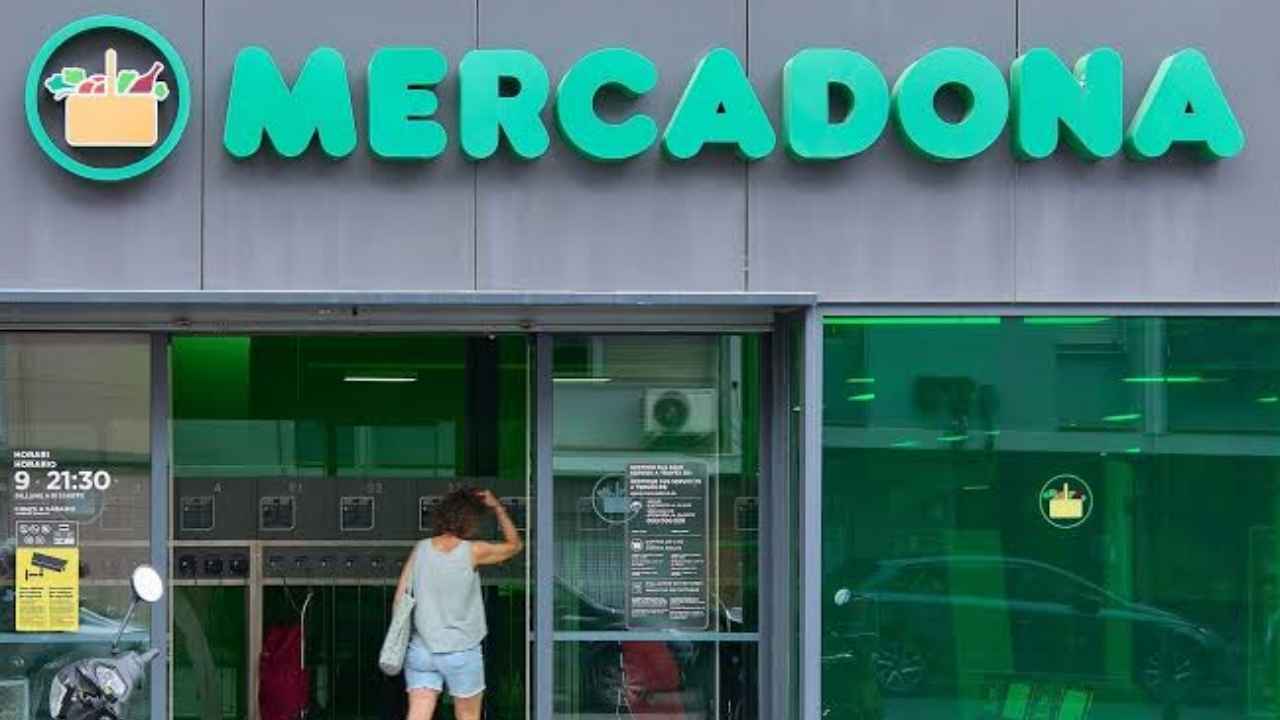 Entrada de un supermercado Mercadona con el horario de apertura hasta las 21:30