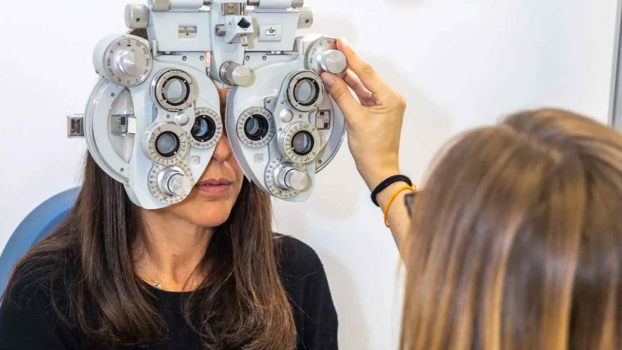 Mujer durante una revisión oftalmológica relacionada con una incapacidad permanente total