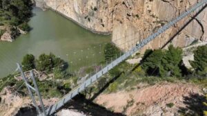 El puente colgante peatonal más largo de España permite evitar 30 metros de desnivel y hasta 11,4 grados menos