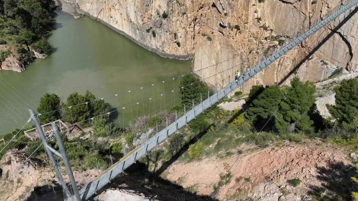 Nuevo puente colgante del Caminito del Rey sobre el Desfiladero de los Gaitanes en Málaga.