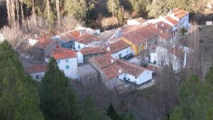 Paco vive solo entre 14 casas vacías en una aldea de Jaén donde es el alcalde, el policía y el de mantenimiento