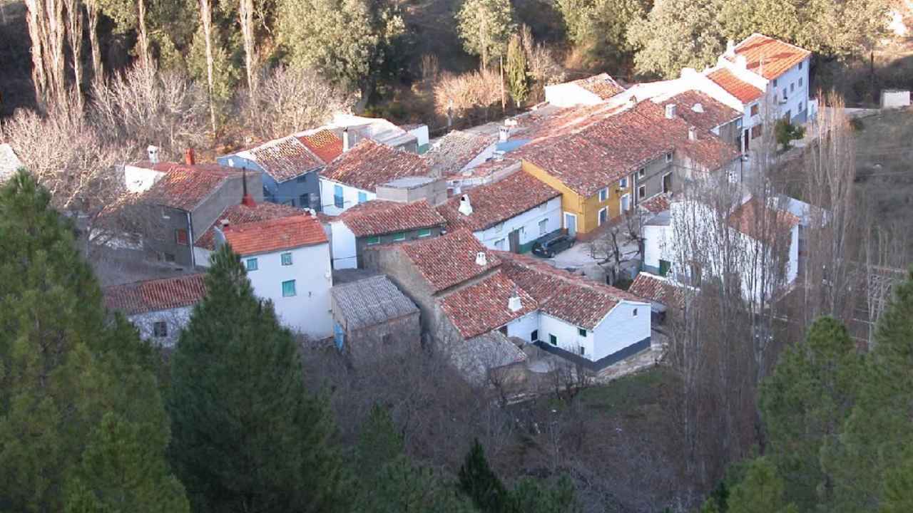 Vista de una aldea de Santiago-Pontones, en Jaén, donde Paco vive como único vecino permanente