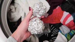 El truco del papel de aluminio en la lavadora se hace viral, pero confunde el lavado con el secado