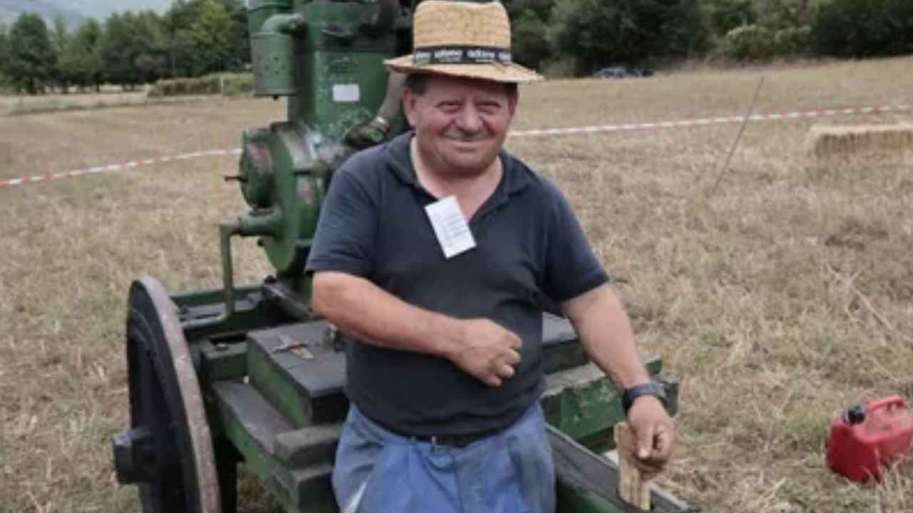 José Francisco Fernández, Paquiño, junto a una máquina de mallar centenaria durante la Festa da Malla de Galdo.