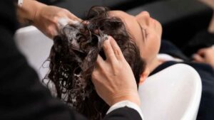 El TSJ eleva a 30.000 euros la indemnización de una peluquera despedida cinco días después de coger la baja