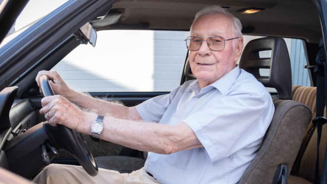 Pepe Rivero, de 99 años, tras renovar su carnet de conducir antes de cumplir los 100