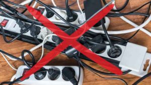 Los dos electrodomésticos que nunca deberías conectar juntos en una misma regleta