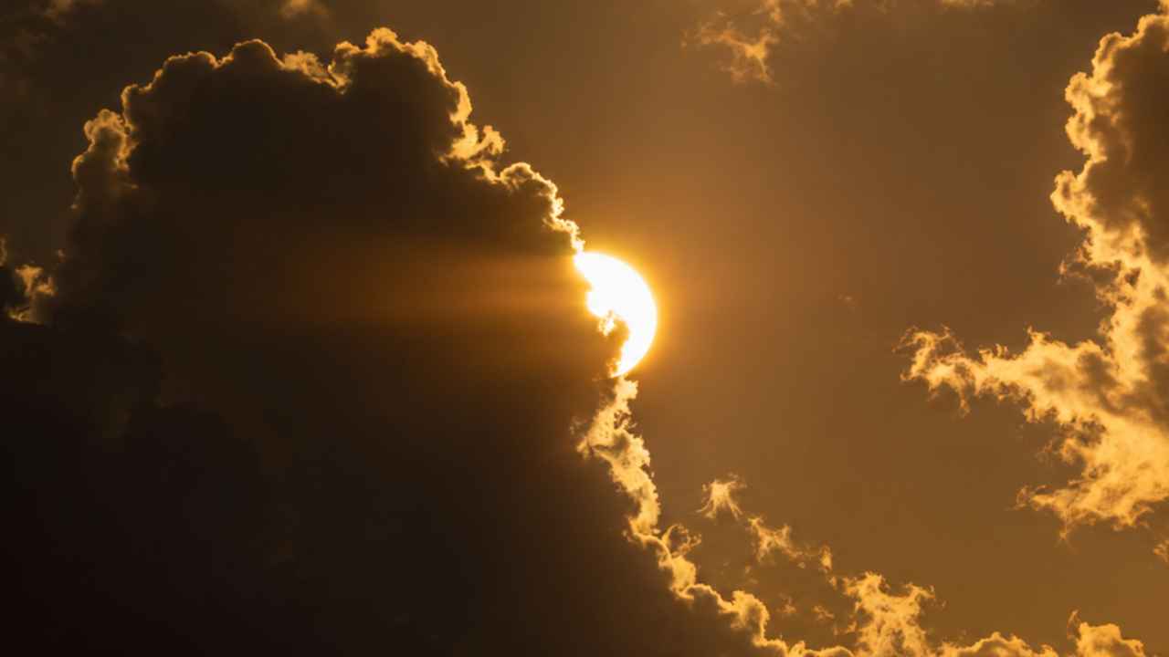 Sol parcialmente oculto por nubes durante una jornada de cielos variables