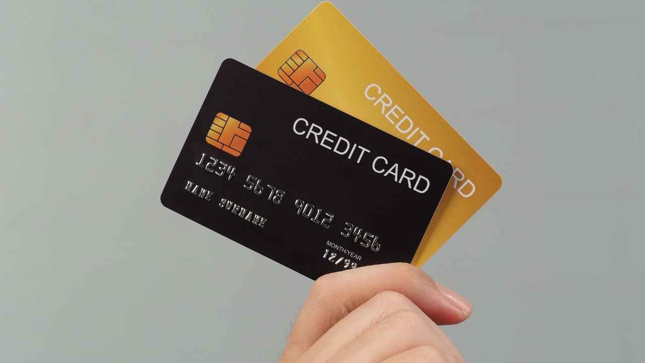 Mano sujetando dos tarjetas de crédito