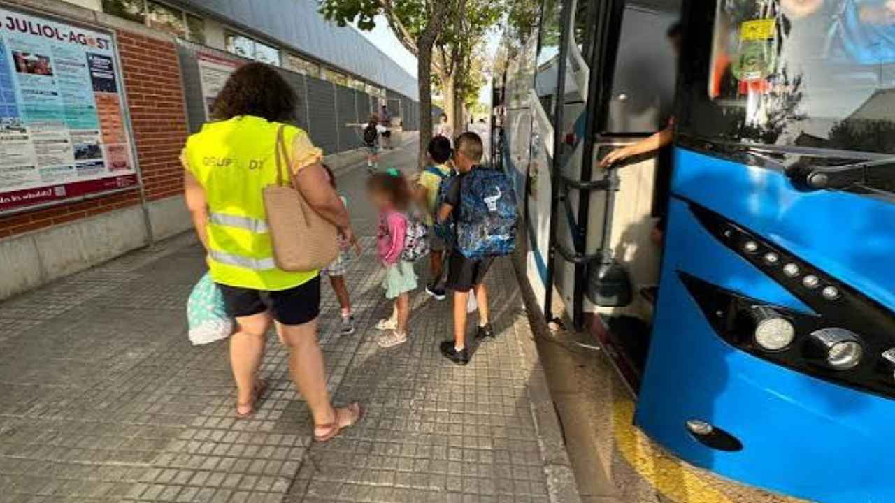 Autobús de transporte escolar para alumnos de Abrera durante el curso 2026-2027