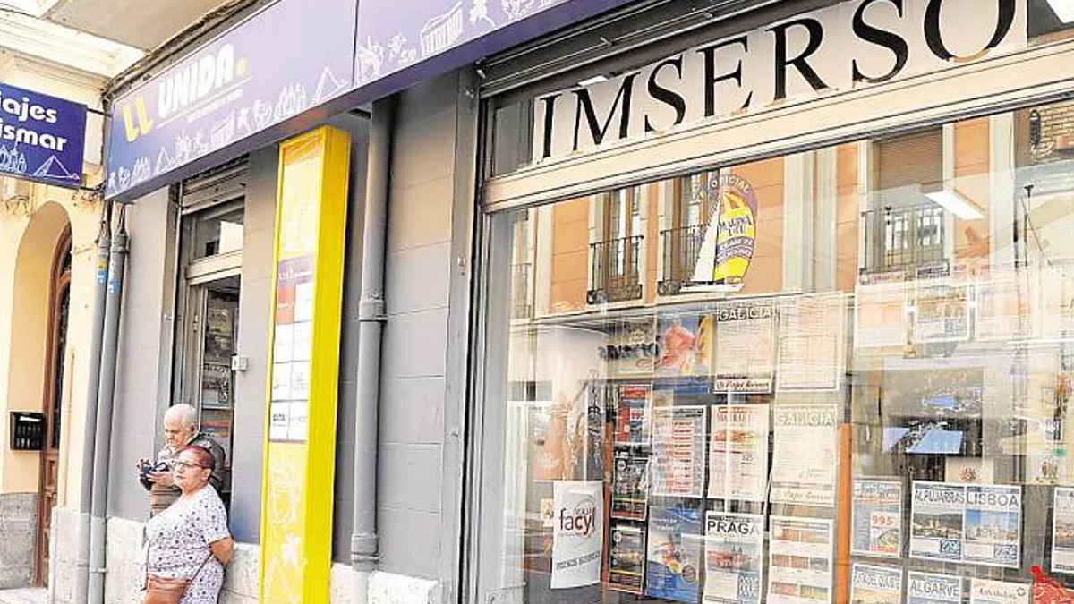 Persona mayor reserva un viaje del Imserso en una agencia autorizada.