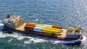 El Trustee transporta desde Bilbao monopilotes de 90 metros para Hornsea 3, futuro mayor parque eólico marino individual del mundo