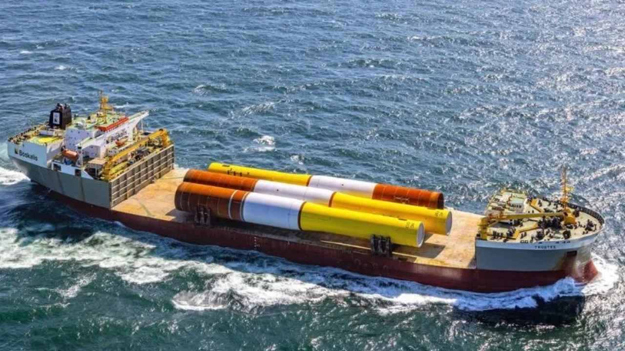 Buque semisumergible Trustee cargado con un monopilote durante una operación de transporte marítimo