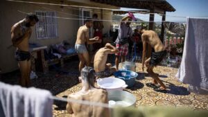 Sabah abre su casa 14 horas al día para dar comida, ropa y aseo a 400 migrantes en Ceuta