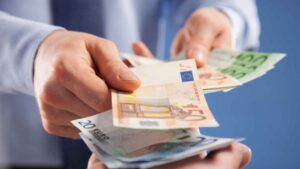 El sueldo que necesitas para comprar una casa en España cambia por completo según la ciudad donde vivas