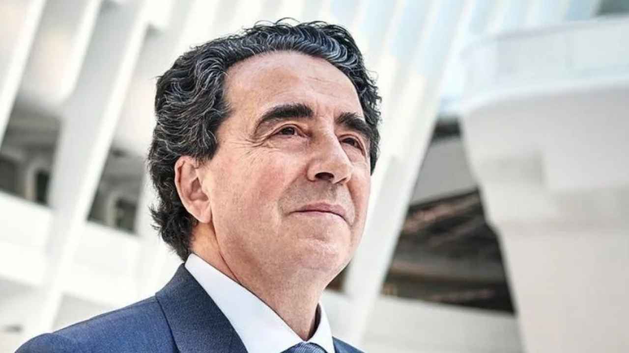 Santiago Calatrava en un edificio de arquitectura contemporánea