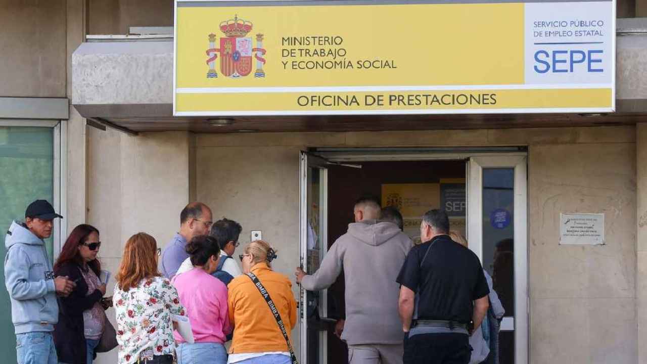 Persona consultando información del SEPE sobre el paro y un trabajo a jornada parcial.