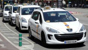 Facturar 7.000 euros al mes como taxista puede exigir jornadas de hasta 14 horas