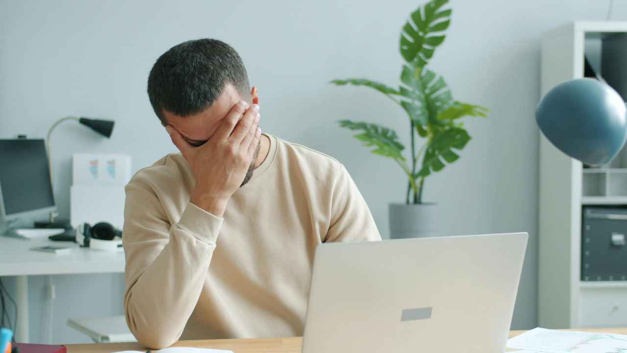 Trabajador revisando su jornada y las horas extra pendientes tras ser despedido