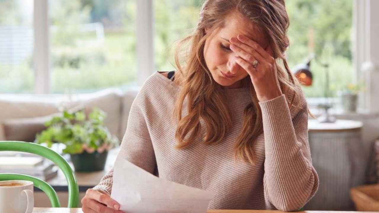 Mujer revisando documentación del Ingreso Mínimo Vital y de la Seguridad Social