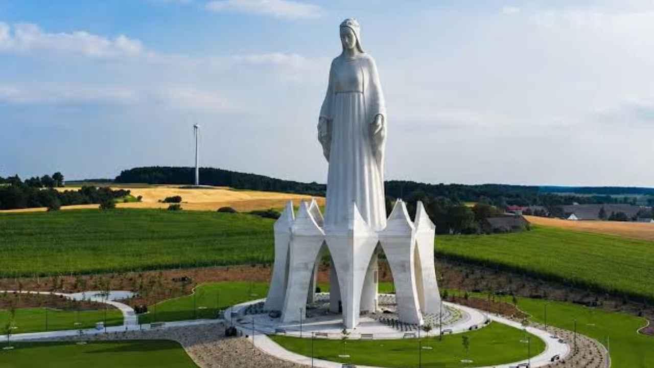 Monumento de la Virgen María de 55,6 metros en Konotopie, Polonia