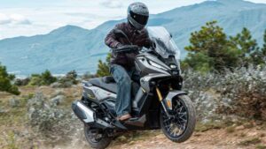 La Voge SR450X llega con motor bicilíndrico, 42 CV y un precio 8.000 euros inferior al de una TMAX