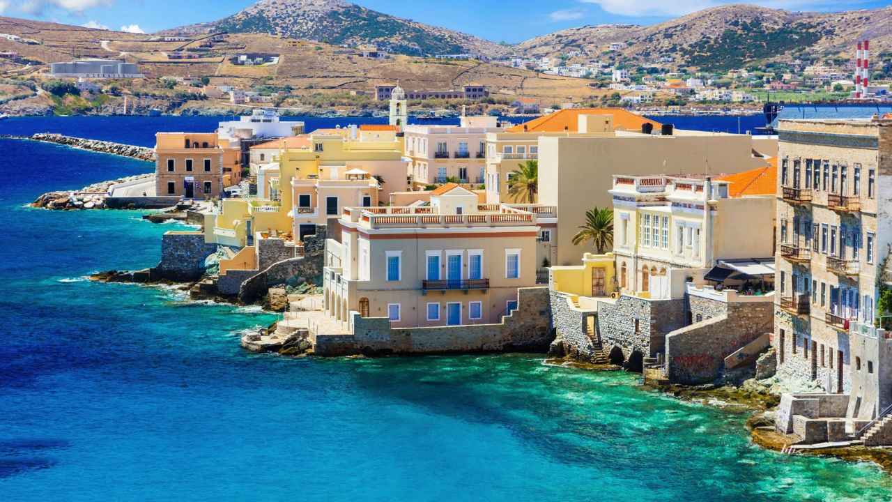 Voluntaria atendiendo a varios gatos en la isla griega de Syros