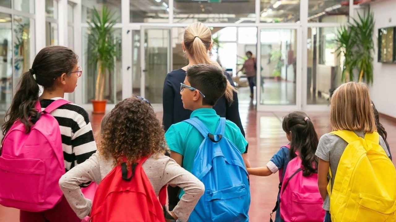 Alumnos con mochilas entrando al colegio durante la vuelta al cole de septiembre