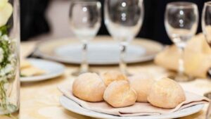 Diez restaurantes devuelven el dinero cobrado por el pan que no figuraba en la carta tras las reclamaciones de FACUA