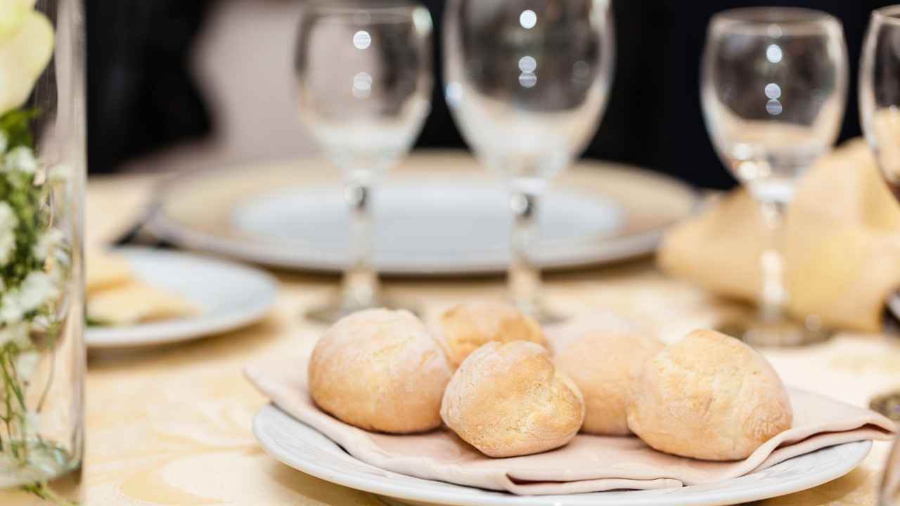 Cesta con rebanadas de pan sobre una mesa de restaurante