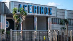 Acerinox despide a un directivo, contrata a otro para sustituirlo y la Justicia fija 489.836 euros por improcedente