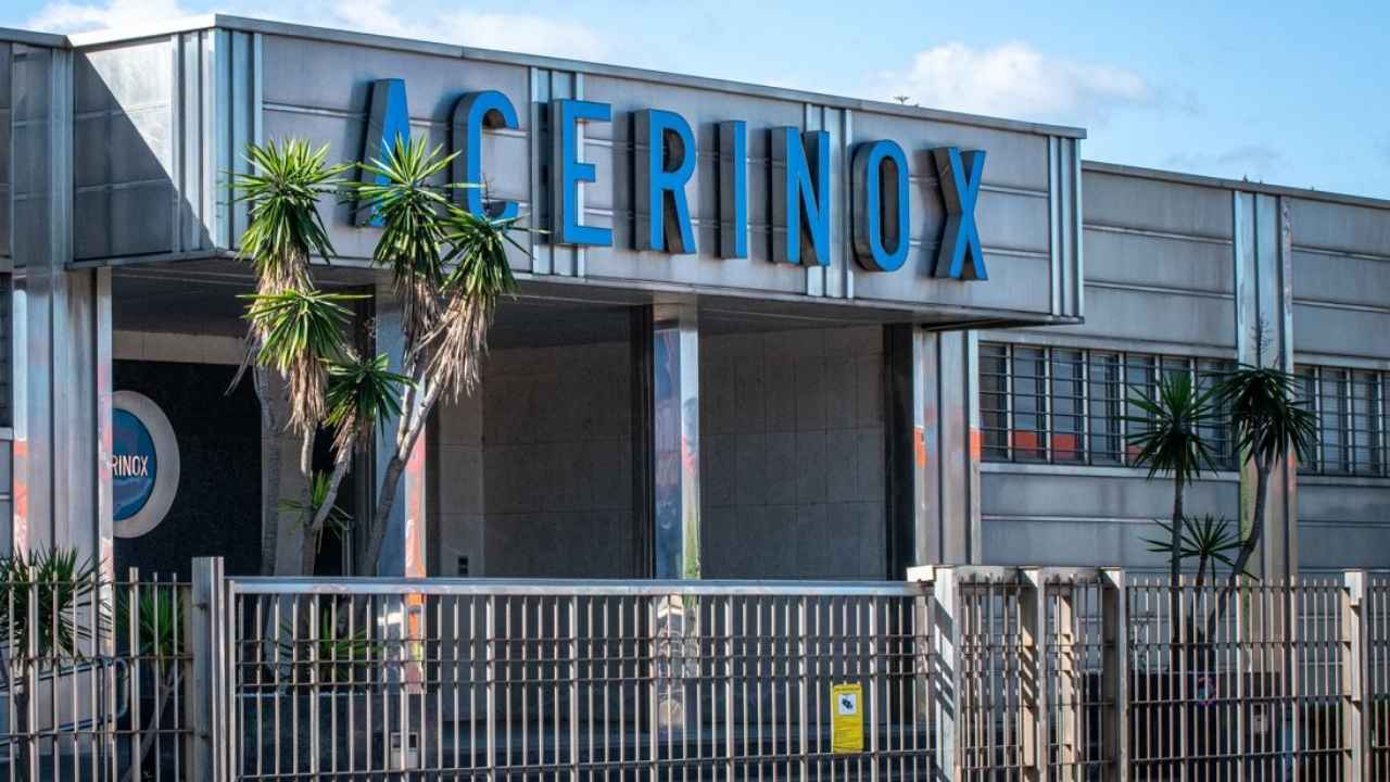 Fachada de una instalación de Acerinox